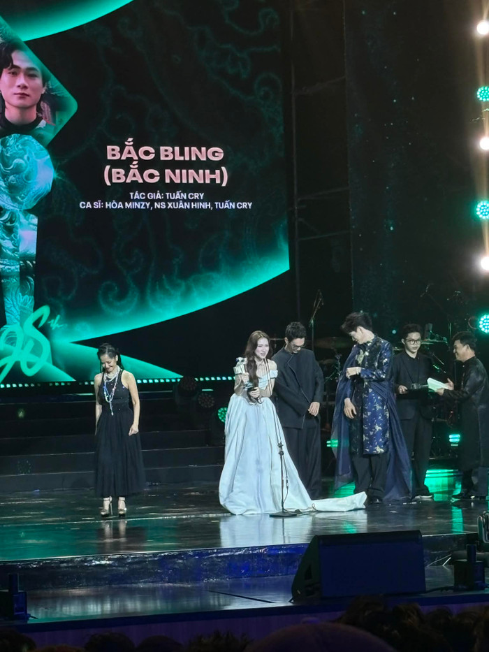 Trực tiếp lễ trao giải Làn Sóng Xanh 2025: Hòa Minzy được xướng tên Ảnh 1