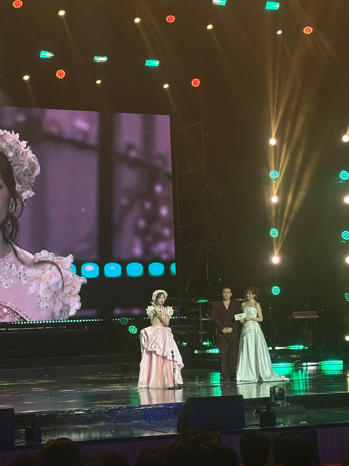 Trực tiếp lễ trao giải Làn Sóng Xanh 2025: Hòa Minzy được xướng tên Ảnh 1