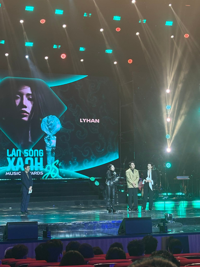 Trực tiếp lễ trao giải Làn Sóng Xanh 2025: Hòa Minzy được xướng tên Ảnh 1