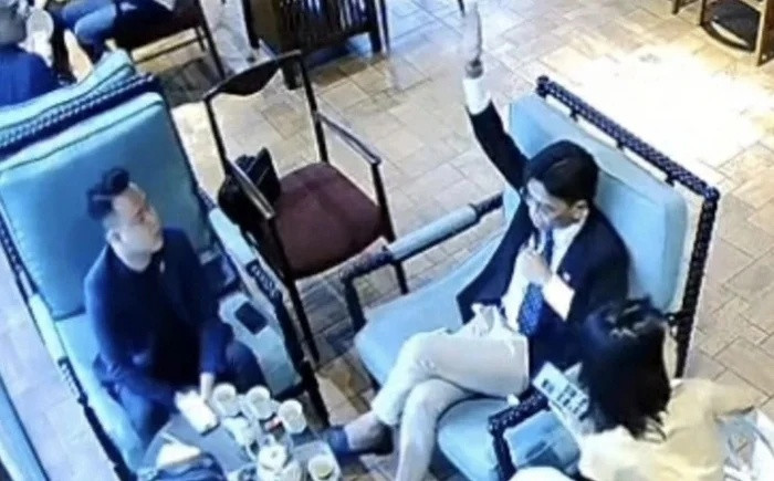 Camera an ninh quán cà phê ghi lại khoảnh khắc 'tổng tài' Nguyễn Văn Thiên giơ tay sau khi đàn em đánh người trong quán cà phê.