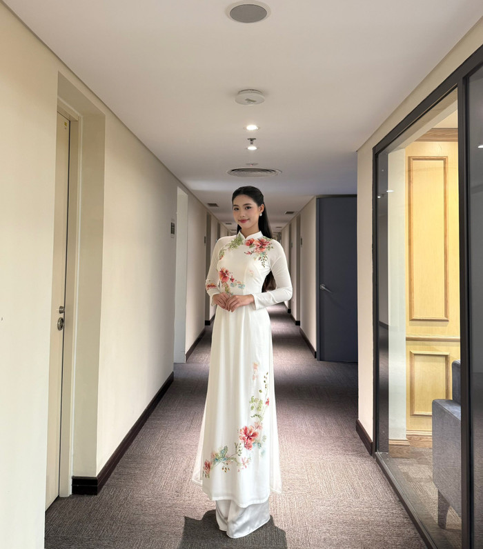 Điểm nhấn của các thiết kế Châu Anh lựa chọn nằm ở họa tiết được tiết chế tinh tế: hoa thêu, in tay hay bề mặt gấm nhẹ mang hơi thở truyền thống nhưng được đặt trong bố cục hiện đại. Nhờ đó, tổng thể trang phục không chỉ mang giá trị văn hóa mà còn đáp ứng được tinh thần thời trang đương đại. Ảnh: FBNV