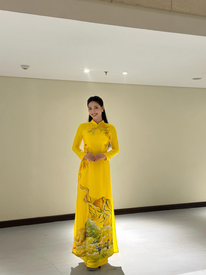 Các thiết kế áo dài mà Châu Anh diện mang bảng màu đa dạng, từ gam vàng rực rỡ, trắng tinh khôi đến xanh lam dịu mát và đỏ trầm ấm. Mỗi sắc độ đều được xử lý tinh tế, tôn lên làn da sáng cùng vóc dáng cân đối của nàng Á hậu. Ảnh: FBNV