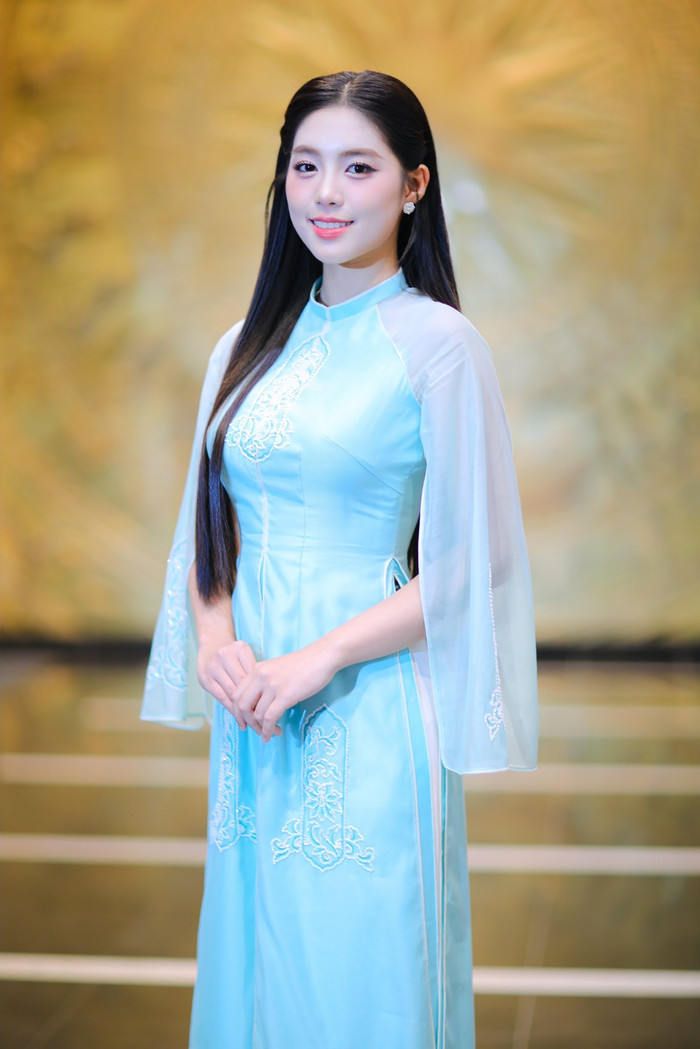 Tại một sự kiện tối 29/1, Á hậu Châu Anh thu hút sự chú ý của công chúng khi bất ngờ được cầu thủ Đình Bắc liếc mắt nhìn. Hình ảnh này ngay sau đó được chia sẻ chóng mặt trên các diễn đàn mạng xã hội, kéo theo loạt đồn đoán và bình luận sôi nổi. Ảnh: FBNV