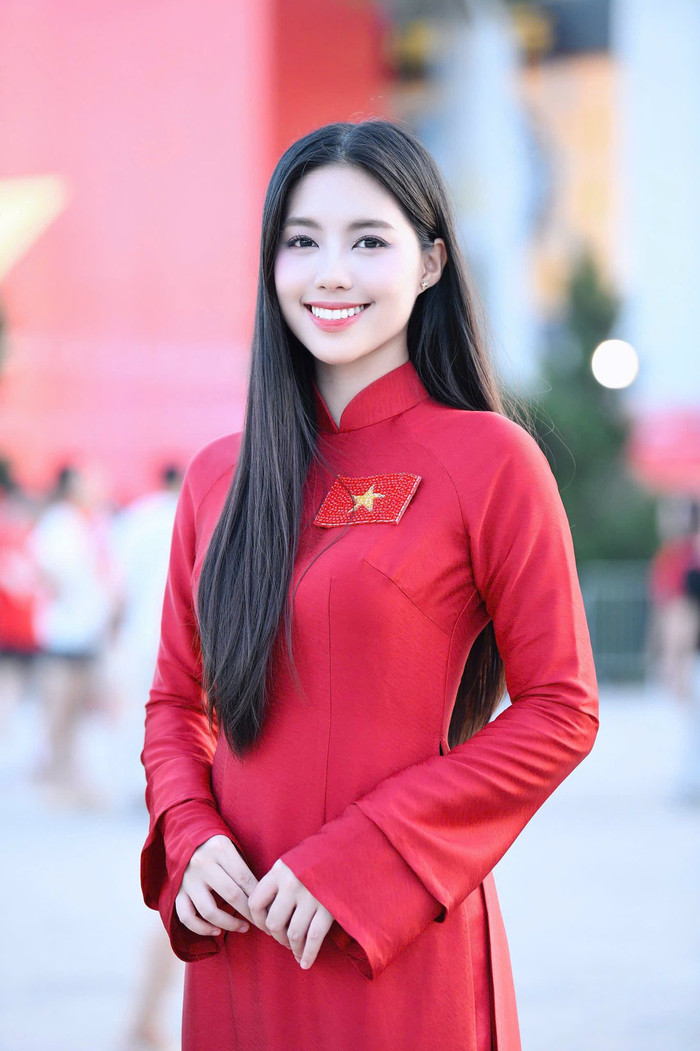 Khác với hình ảnh lộng lẫy, gợi cảm trên sân khấu, phong cách đời thường của Á hậu 1 Hoa hậu Việt Nam 2024 lại ghi điểm bởi sự giản dị. Cô ưu tiên chọn trang phục nữ tính, đặc biệt là áo dài. Ảnh: FBNV