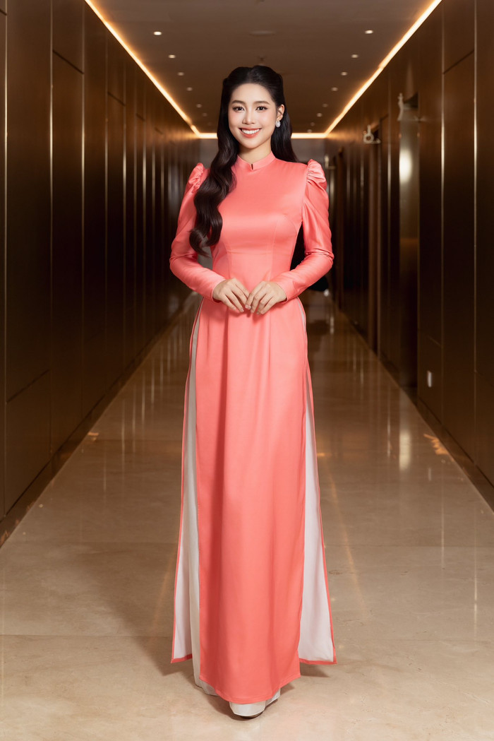 Trong các khung hình Á hậu Châu Anh thường lựa chọn những kiểu tóc đơn giản, ưu tiên lối trang điểm trong trẻo, giúp tổng thể trở nên hài hòa. Chính sự giản dị ấy lại làm nổi bật thần thái điềm đạm, dịu dàng của nàng hậu. Đây cũng là yếu tố giúp hình ảnh của người đẹp sinh năm 2003 trở nên gần gũi và dễ tạo thiện cảm với công chúng. Ảnh: FBNV