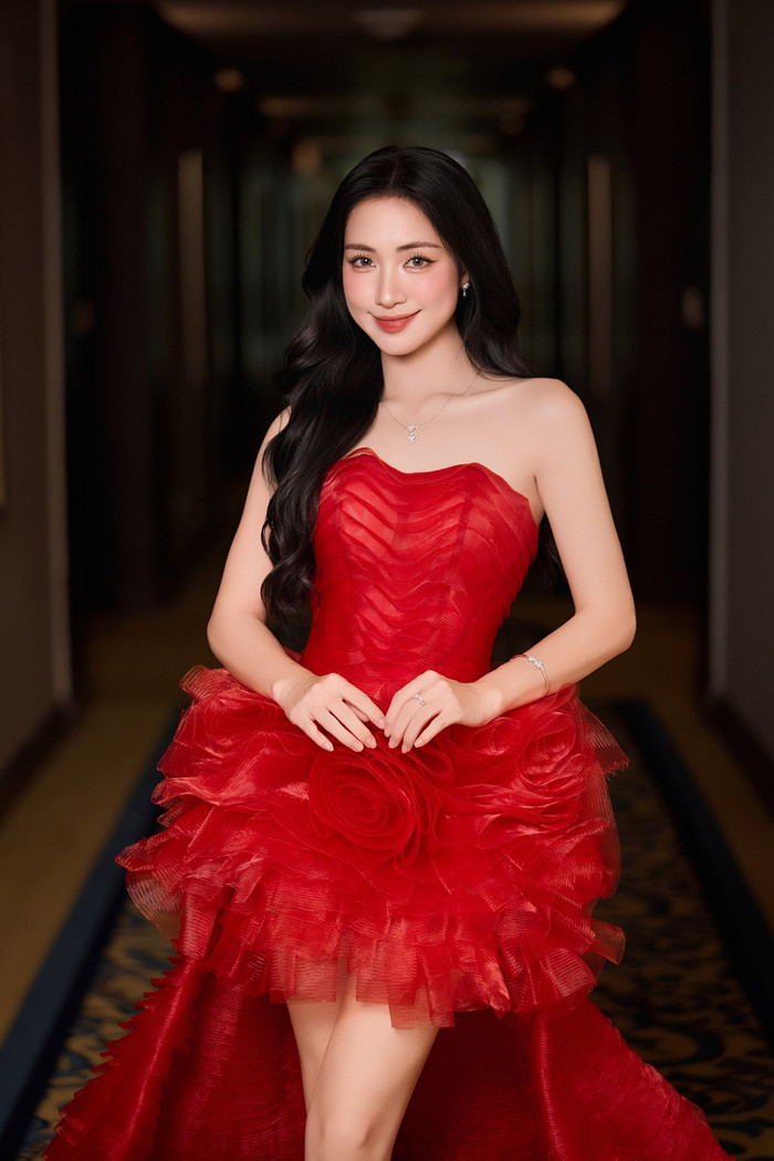 Nhiều khán giả mong đợi Hòa Minzy có thể đưa ra một lời xin lỗi chính thức về việc 'chiếm sóng' ở giải Mai Vàng. Ảnh: FBNV