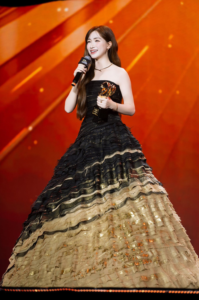 Hòa Minzy từng phân trần rằng vì nhận giải trên sóng trực tiếp nên đã không phát biểu như mọi lần. Ảnh: FBNV