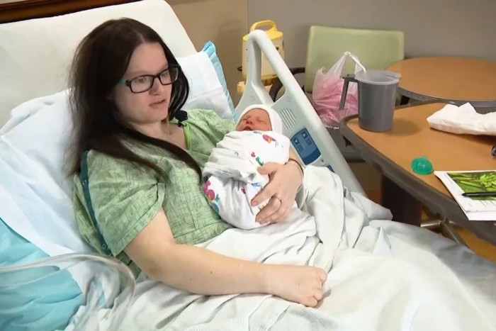 Người phụ nữ sinh con trong nhà vệ sinh công ty, khẳng định không hề biết đang mang thai Ảnh 1