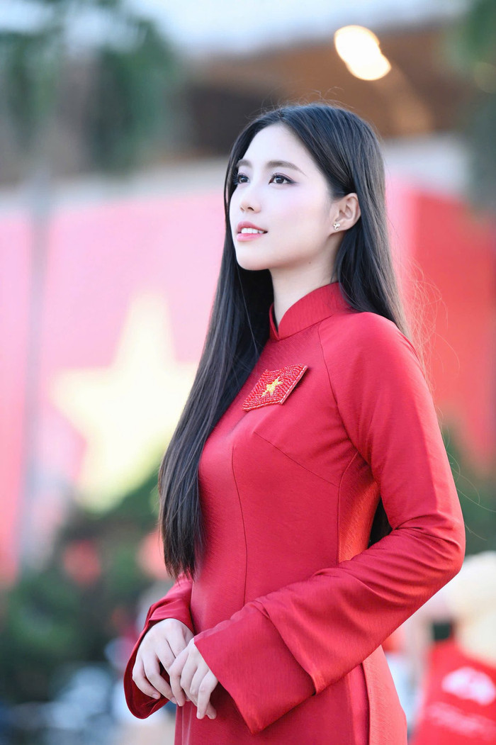 Trái ngược với hình ảnh lộng lẫy khi dự sự kiện, ngoài đời thường, phong cách của Á hậu 1 Hoa hậu Việt Nam 2024 lại thiên về sự giản dị, nhẹ nhàng. Cô ưu tiên các trang phục nữ tính, đặc biệt là áo dài, kết hợp lối trang điểm trong trẻo. Nụ cười tỏa nắng cùng thần thái tự nhiên giúp Châu Anh luôn tạo được thiện cảm mỗi khi xuất hiện. Ảnh: FBNV