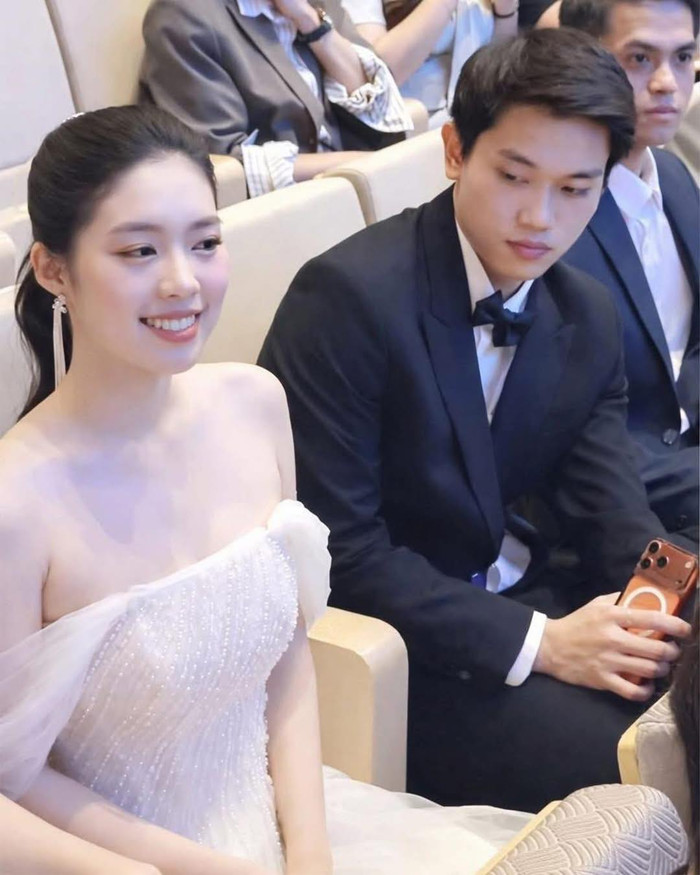 Đáng chú ý, tại sự kiện, khoảnh khắc Châu Anh ngồi cạnh cầu thủ Đình Bắc nhanh chóng trở thành tâm điểm bàn luận. Biểu cảm của tiền đạo sinh năm 2004 bị khán giả “soi” kỹ, trong đó có những khoảnh khắc anh vô tình liếc nhìn sang Á hậu Châu Anh. Hình ảnh này nhanh chóng lan truyền trên các diễn đàn mạng xã hội, khiến khán giả tỏ ra thích thú và bàn luận rôm rả. Ảnh chụp màn hình