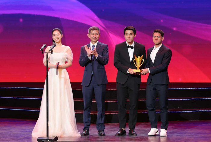 Tối 29/1 vừa qua, Á hậu Châu Anh xuất hiện rạng rỡ tại Gala Cúp Chiến Thắng 2025, đảm nhận vai trò công bố hạng mục Đội tuyển của năm. Người đẹp nhanh chóng ghi điểm trong mắt người hâm mộ &nbsp;bởi phong thái tự tin và hình ảnh chỉn chu.