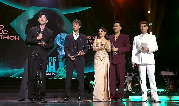 Khi nhận được cúp từ Cẩm Ly, Trấn Thành đã lùi về phía sau để Erik phát biểu. Ảnh chụp màn hình