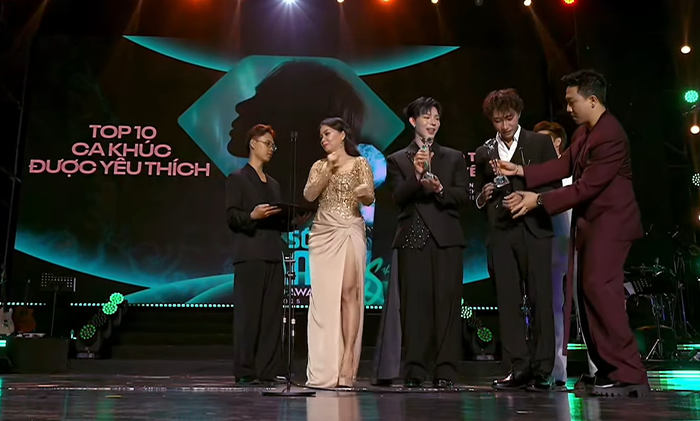 Trấn Thành ban đầu từ chối giải thưởng, nhường giải thưởng cho Erik và Nguyễn Phúc Thiện. Ảnh chụp màn hình