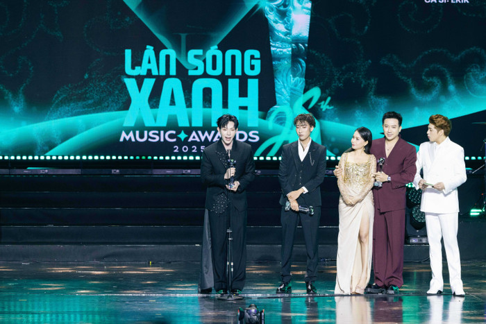 Ca khúc nhạc phim của Bộ Tứ Báo Thủ, do Trấn Thành đạo diễn, đã nhận giải thưởng tại Làn Sóng Xanh 2025 (Ảnh: FBNV).