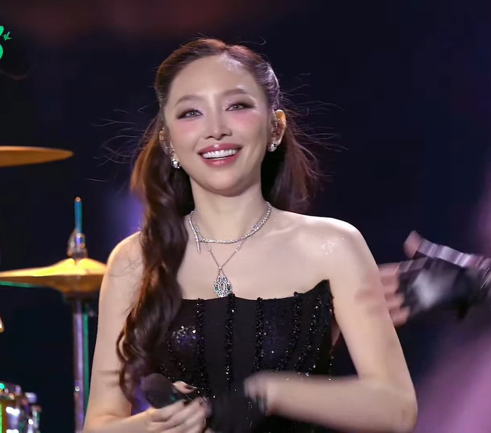 Tóc Tiên gây ấn tượng với vẻ ngoài rạng rỡ, tràn đầy năng lượng. 