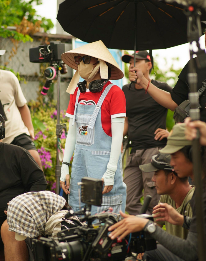 Mỹ Tâm ăn diện kín bưng, thể hiện sự nghiêm túc ở phim trường. Ảnh: FBNV