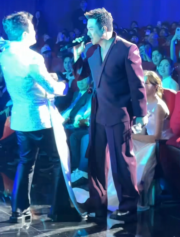Trấn Thành tự tin đứng dậy hát cùng Tùng Dương. Ảnh chụp màn hình