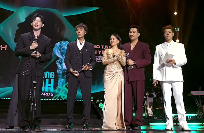 Trấn Thành đứng sang một bên để Erik phát biểu. Ảnh chụp màn hình