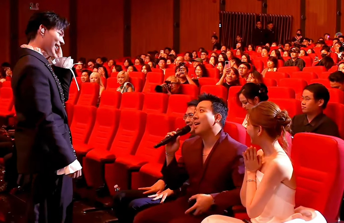  Trấn Thành hào hứng hát ở dưới khán đài khi được Erik đề nghị. Ảnh chụp màn hình