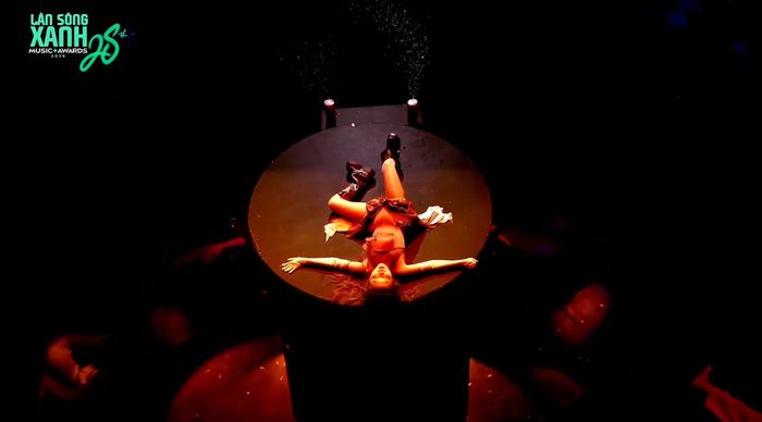 Phương Mỹ Chi nằm bất động trên sân khấu khiến khán giả xôn xao Ảnh 5