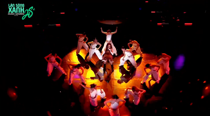 Phương Mỹ Chi nằm bất động trên sân khấu khiến khán giả xôn xao Ảnh 4