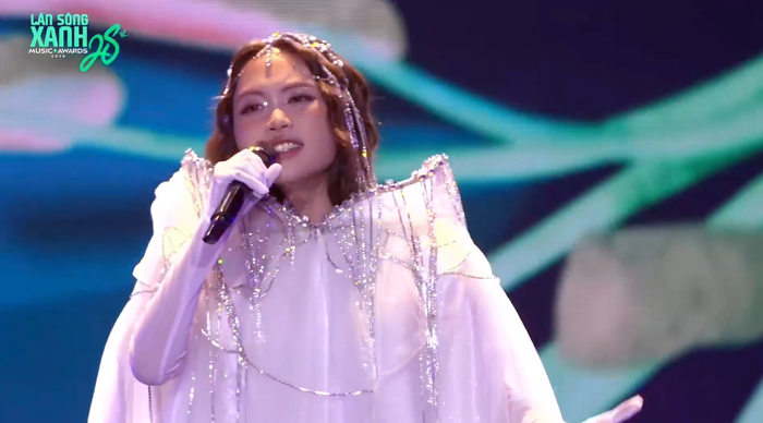 Phương Mỹ Chi nằm bất động trên sân khấu khiến khán giả xôn xao Ảnh 2