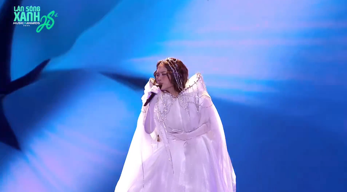 Phương Mỹ Chi nằm bất động trên sân khấu khiến khán giả xôn xao Ảnh 3