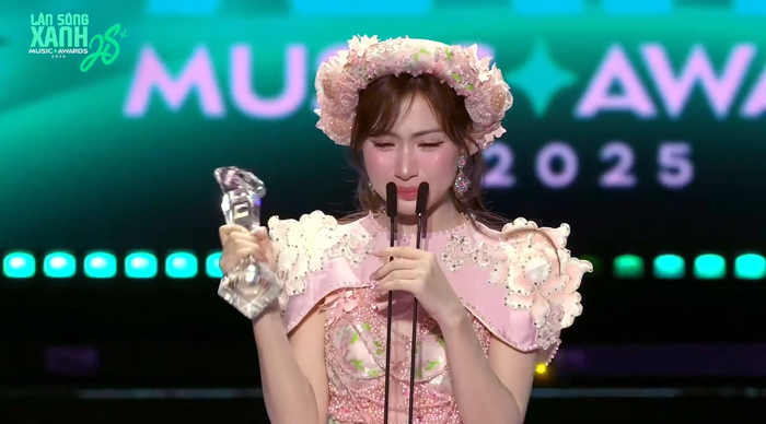 Hòa Minzy bật khóc khi 'đánh bại' Phương Mỹ Chi Ảnh 3