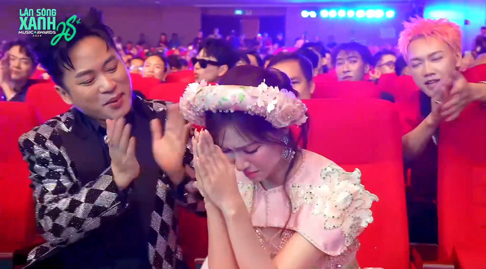 Hòa Minzy bật khóc khi 'đánh bại' Phương Mỹ Chi Ảnh 1