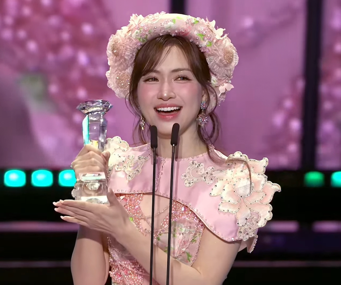 Hòa Minzy đỏ hoe mắt khi nhắc đến gia đình và con trai ở trên sân khấu Làn Sóng Xanh. Ảnh chụp màn hình