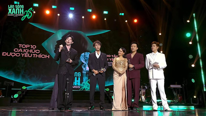 Trấn Thành cùng Erik và Nguyễn Phúc Thiện trên sân khấu Làn Sóng Xanh 2025