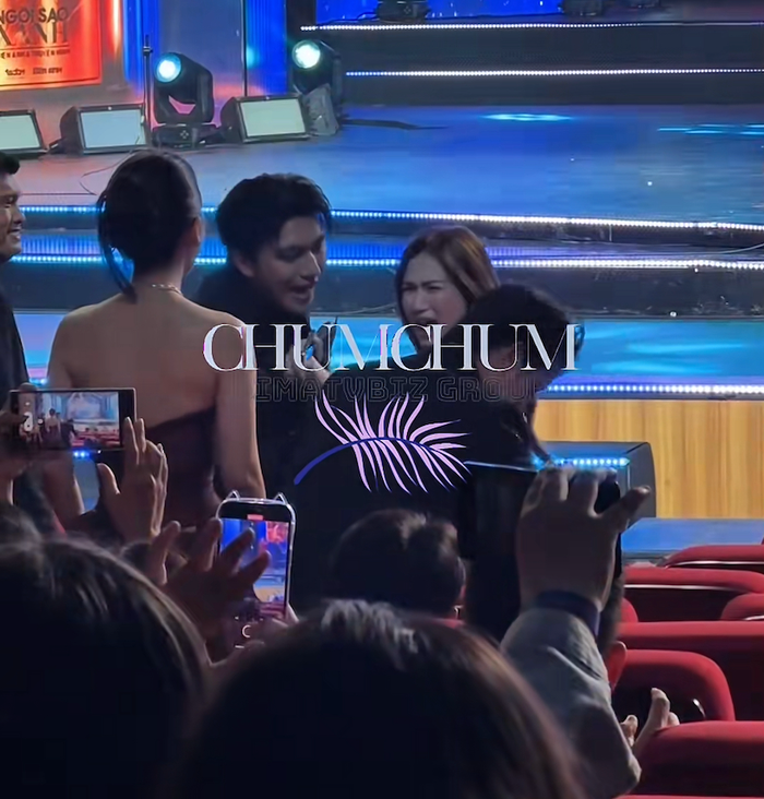 Trước đó ở một số lễ trao giải, Đỗ Nhật Hoàng và ê-kíp phim Mưa Đỏ từng kéo Hòa Minzy cùng lên nhận giải của bộ phim. Trong phim Mưa Đỏ, Hòa Minzy có tham gia một vai nhỏ và hát nhạc phim. Ảnh: Chumchum