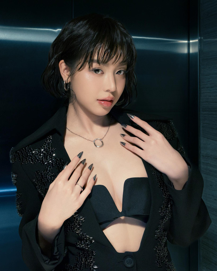 Thanh Thủy đặc biệt ưa chuộng diện những bộ đồ cắt xẻ hiểm hóc trong những lần xuất hiện trước công chúng. Ảnh: FBNV