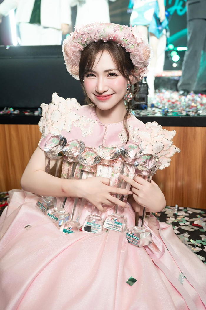 Hòa Minzy 'bội thu' giải thưởng ở Làn Sóng Xanh 2025.