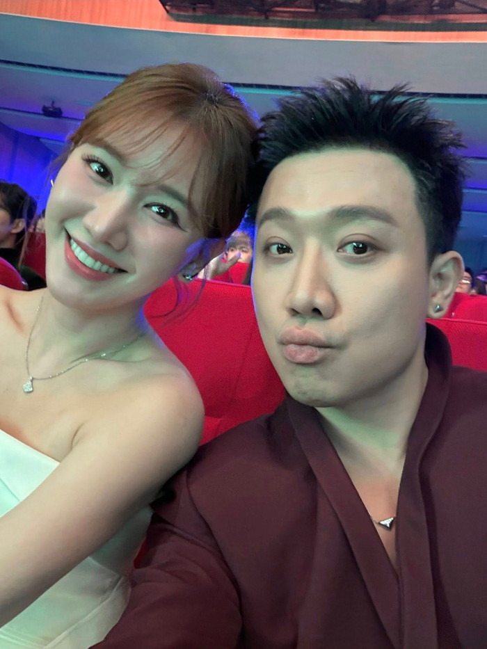 Màn tương tác giữa Trấn Thành và Hari Won tại Làn Sóng Xanh thu hút sự chú ý. Ảnh: FBNV