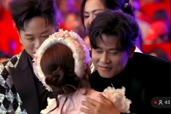 Hòa Minzy dành cái ôm đặc biệt cho người đàn ông đặc biệt - nhạc sĩ Nguyễn Văn Chung khi được xướng tên nhận giải Làn Sóng Xanh 2025.