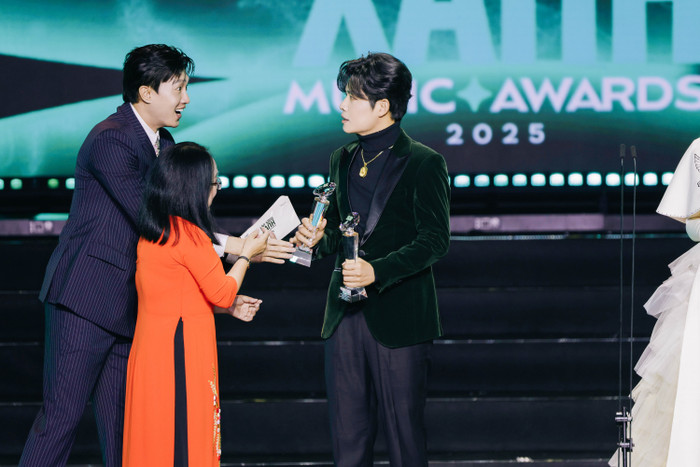 Diễn viên Quốc Trường là người xướng tên ca khúc Viết Tiếp Câu Chuyện Hoà Bình do nhạc sĩ Nguyễn Văn Chung sáng tác tại lễ trao giải Làn Sóng Xanh 2025 (Ảnh: BTC).