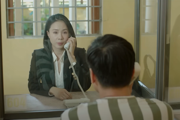 Cuộc gặp gỡ giữa Thu (Hồng Diễm) và Triển (Mạnh Trường) tại trại giam.&nbsp;