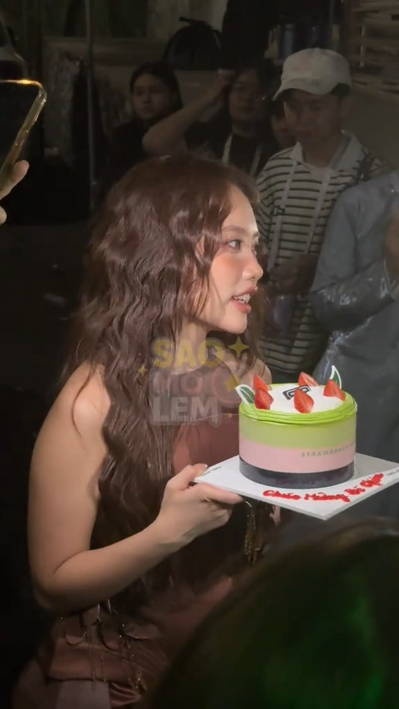 Phương Mỹ Chi được người hâm mộ tặng bánh kem sau khi lễ trao giải Làn Sóng Xanh khép lại. Ảnh: sao.molem