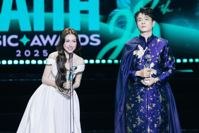 Hòa Minzy và Tuấn Cry khi nhận cúp tại Làn Sóng Xanh. Ảnh: FBNV