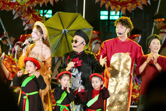 Hòa Minzy, nghệ sĩ Xuân Hinh và Tuấn Cry khi cùng nhau trình diễn ca khúc Bắc Bling trong một đêm nhạc diễn ra vào tháng 8 năm ngoái. Ảnh: FBNV