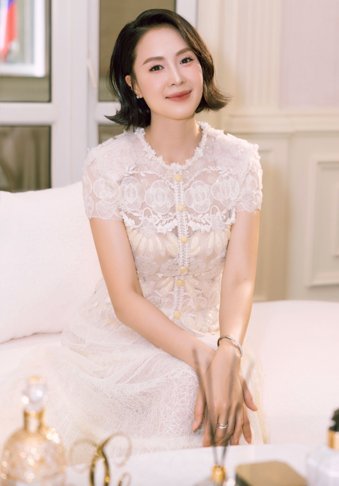 Hồng Diễm thoải mái chia sẻ về mong muốn cho những dự án phim tiếp theo. Ảnh: FBNV