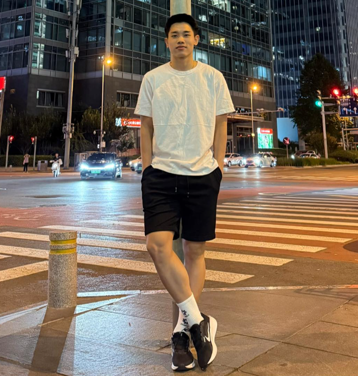 Tiền đạo Đình Bắc ghi điểm trong mắt công chúng nhờ phong cách thời trang hướng đến sự tối giản và thoải mái.&nbsp;Ảnh: FBNV