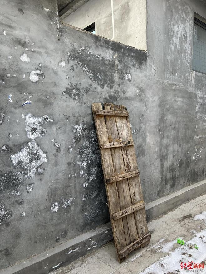 Thấy nhà hàng xóm sáng đèn suốt hai ngày, người phụ nữ bàng hoàng khi trèo tường qua kiểm tra Ảnh 3