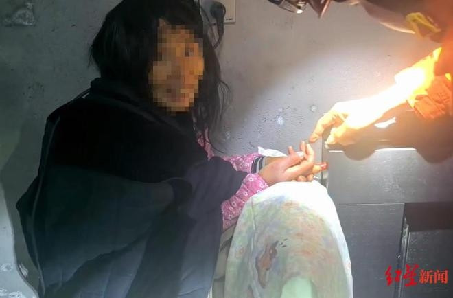 Thấy nhà hàng xóm sáng đèn suốt hai ngày, người phụ nữ bàng hoàng khi trèo tường qua kiểm tra Ảnh 1