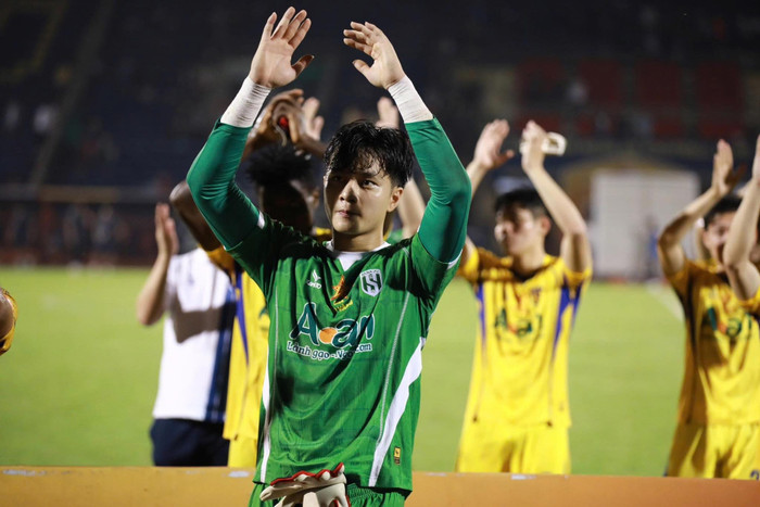 Thủ môn Cao Văn Bình nhận tin buồn trong ngày trở lại V-League 2 Ngày trở lại V.League của thủ môn Cao Văn Bình khép lại với nhiều cảm xúc trái chiều. Ảnh: SLNA FC