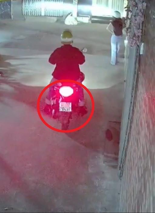 Đối tượng tìm cách tiếp cận nạn nhân để sàm sỡ. Có ý đồ từ trước nên hắn ta còn cố tình đeo khẩu trang cho biển số xe. Ảnh chụp từ camera