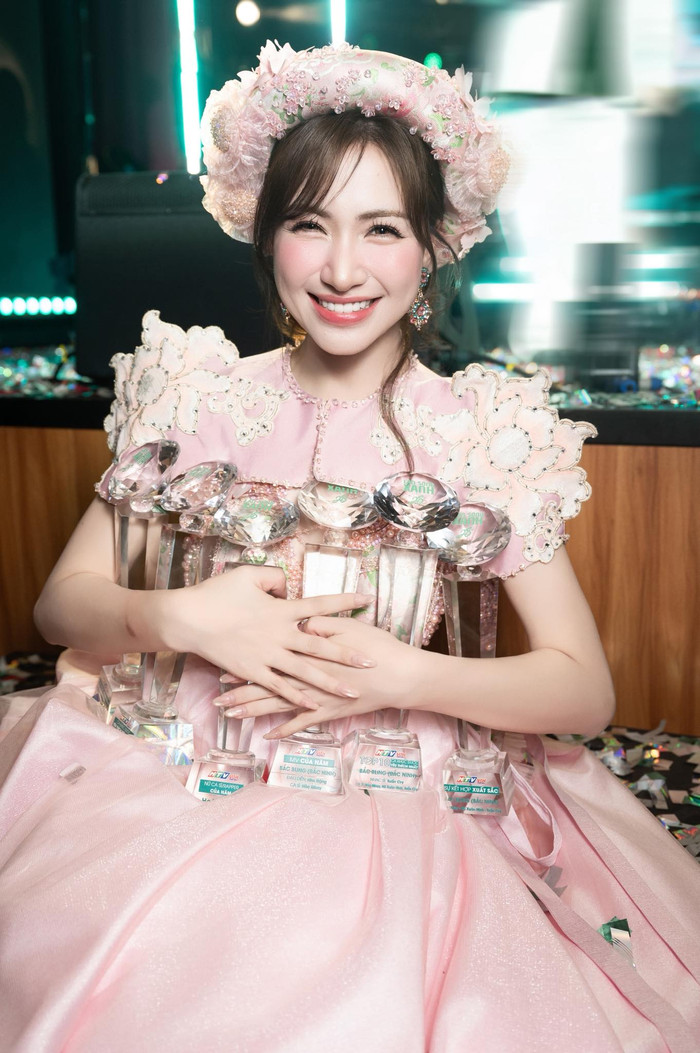 Hòa Minzy chụp ảnh kỷ niệm với 6 chiếc cúp tại Làn Sóng Xanh 2025.