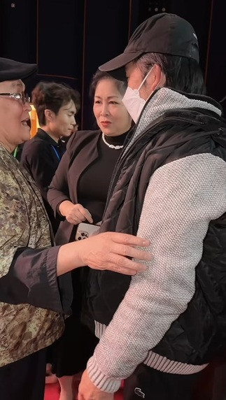 Nghệ sĩ Xuân Hinh và nghệ sĩ Hoài Linh có mối quan hệ thân tình.