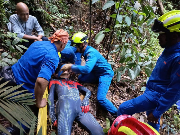 Phát hiện 'người nhện' rớt xuống đồi núi, được đưa đi cấp cứu khẩn Ảnh 3